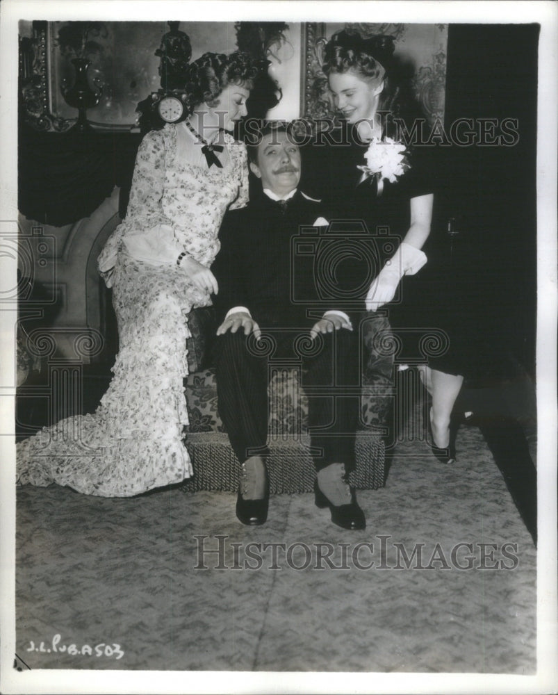 Press Photo Howard Lindsay basks Joan Leslie golden curls Dorothy Stickney- Historic Images