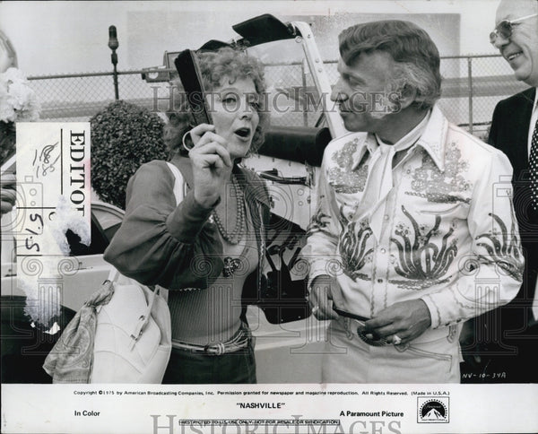 1975-press-photo-barbara-baxley-and-henry-gibson-in-nashville