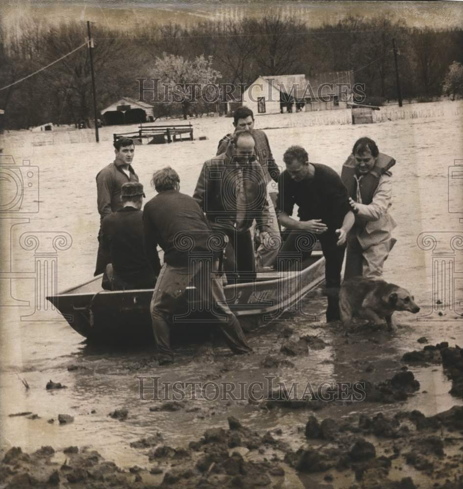 1973 Press Photo Evacuees Taken to Safety in Huntsville, Alabama Flood- Historic Images
