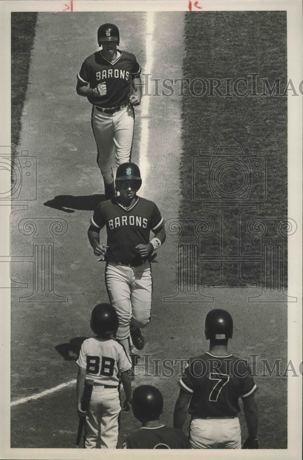 1986 Press Photo Alabama Birmingham Barons Baseball Players Come In On 1986-press-photo-alabama-birmingham-barons-baseball-players-come-in-on