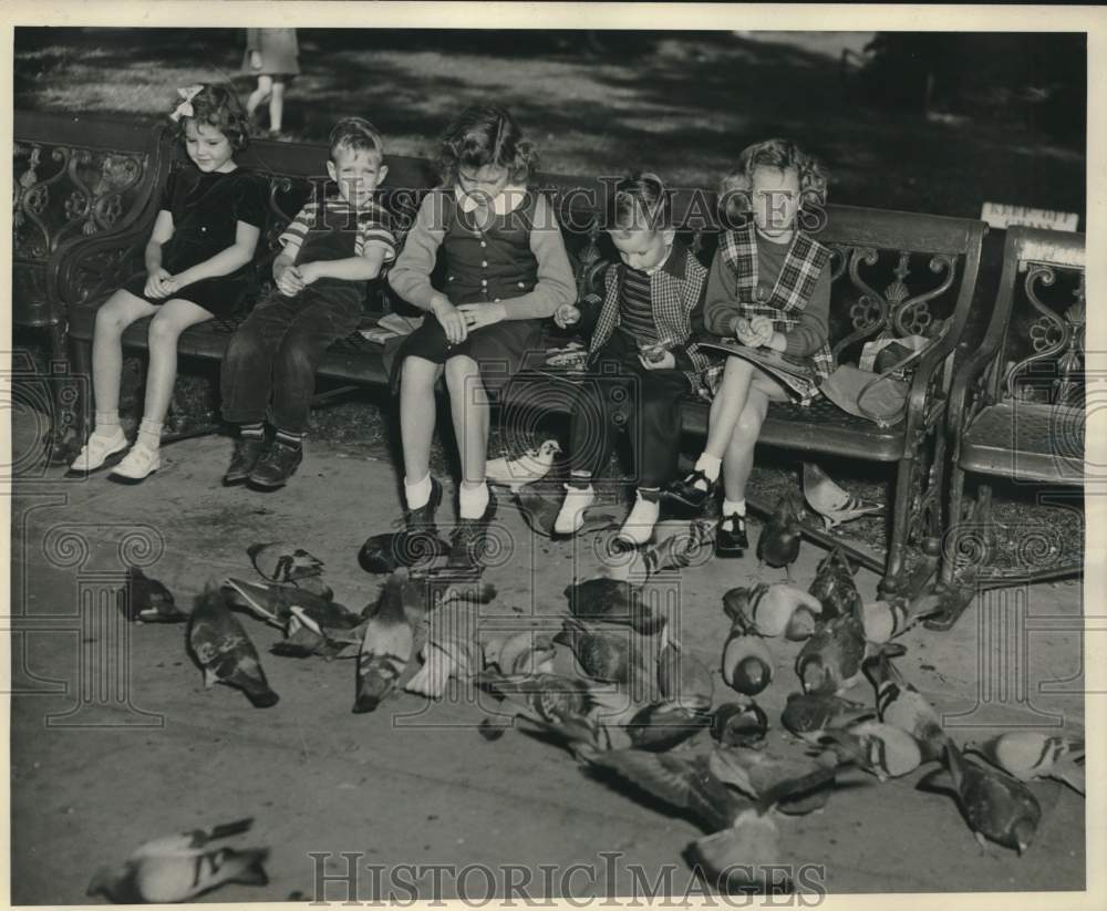 Press Photo Children feeding pigeons in Bienville Square, Alabama - amrx00340- Historic Images