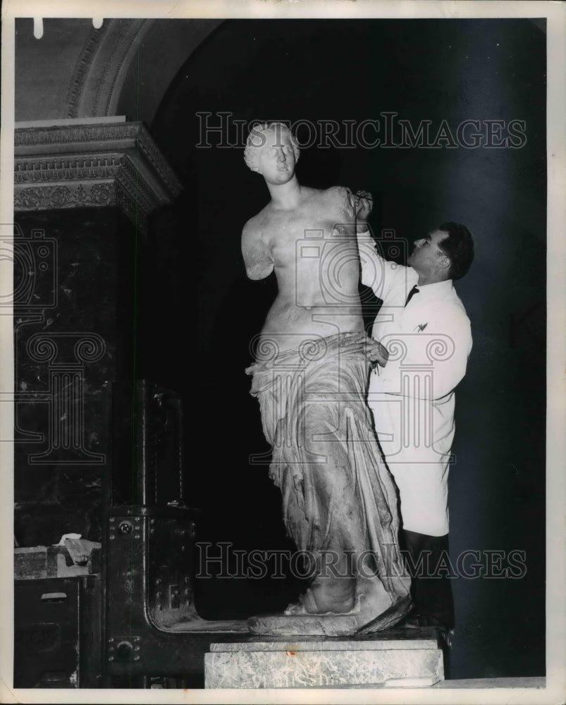 1964 Press Photo The famous Venus de Milo statue back from Japan