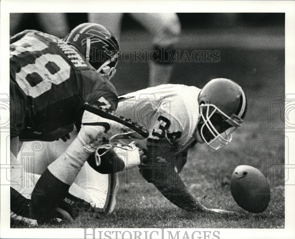 1987 Press Photo Kevin Mack fubles the ball in the 1st quarter - cvb50497- Historic Images