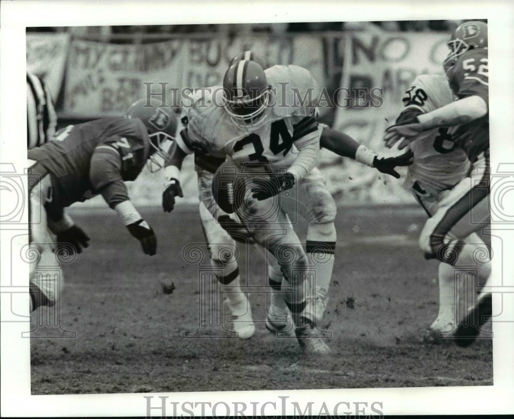 1986 Press Photo Denver's Ken Woodard on recovering the ball - cvb55154- Historic Images