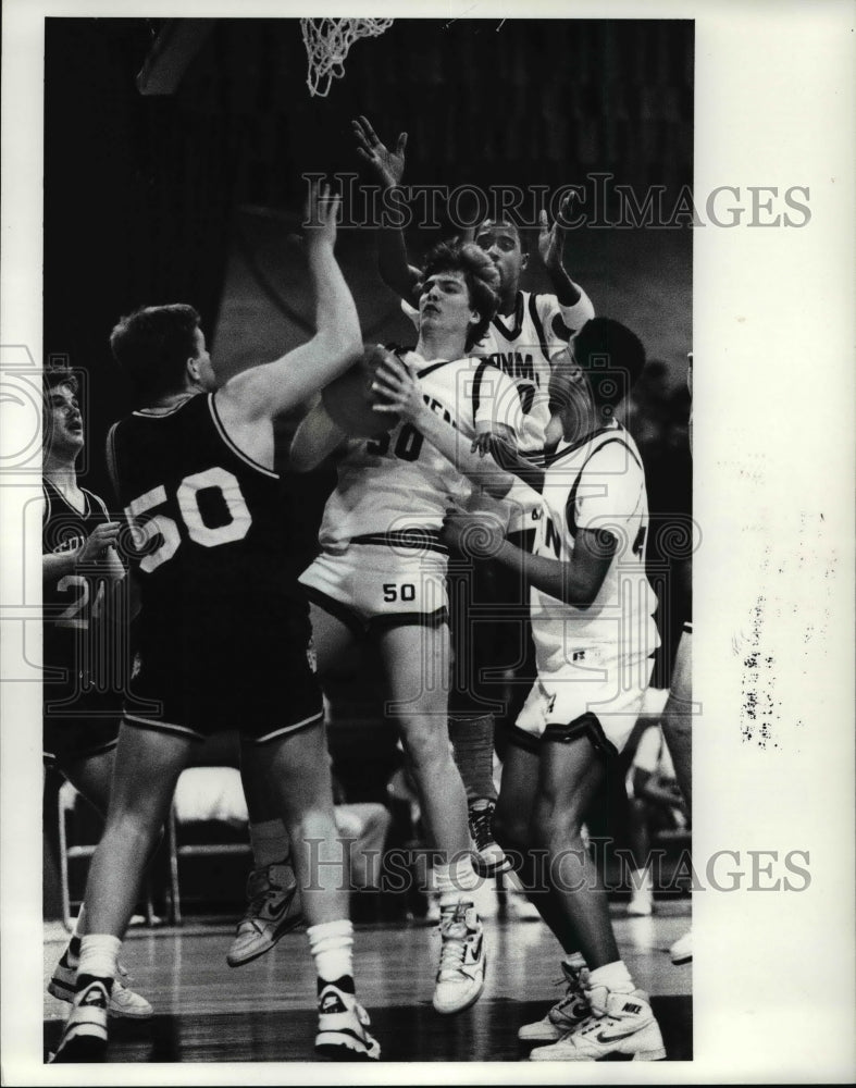 1989 Press Photo: Tim Morgan pulls down a rebound during 2nd quarter- Historic Images