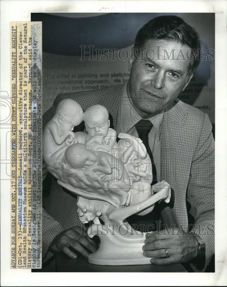 1982 Press Photo Lowell Bernard, Health Museum Director wit an sculpture- Historic Images
