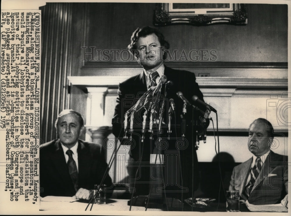 1975 Press Photo Senator Edward Kennedy (D-Mass) and others in Washington.- Historic Images
