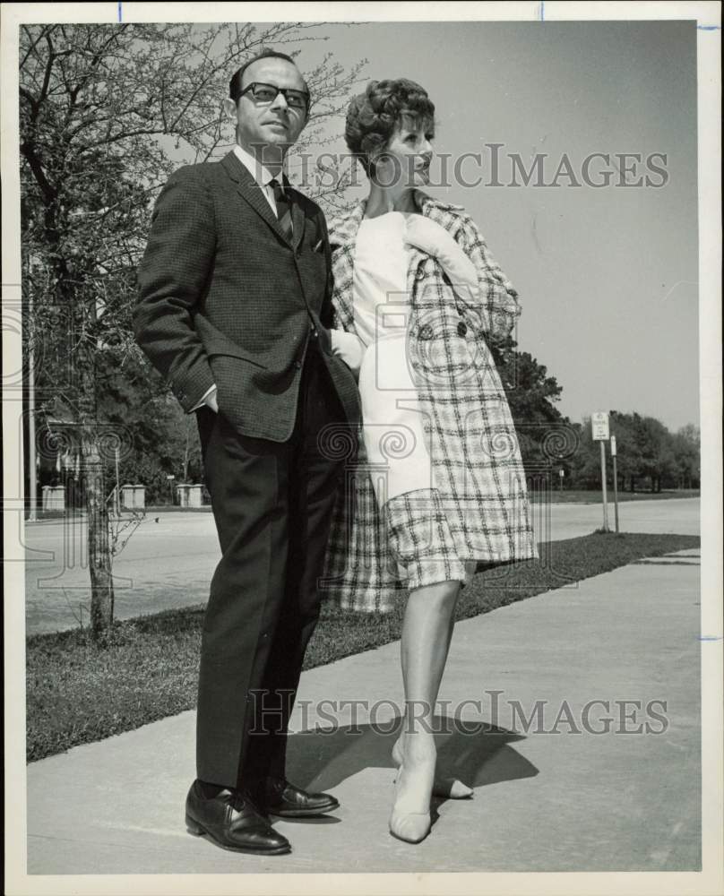 1965 Press Photo Michael Novarese, California fashion designer, poses with model- Historic Images