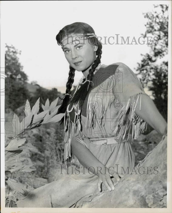 1957-press-photo-actress-lisa-montell-on-broken-arrow-tv-series