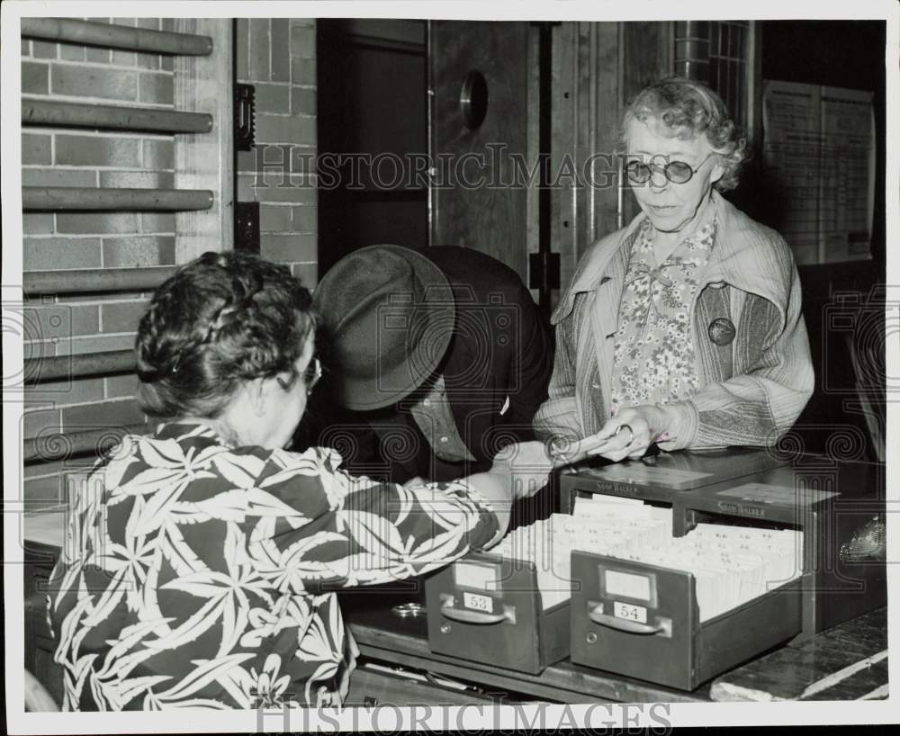 1942 Press Photo Election judge and voters at Franklin school - lra49675- Historic Images
