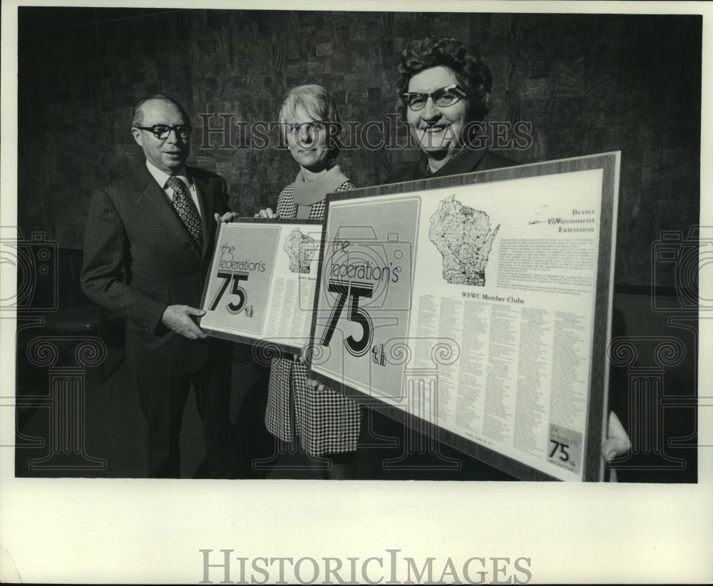 1971 Press Photo Milwaukee Journal employee Harvey Schwander and others- Historic Images