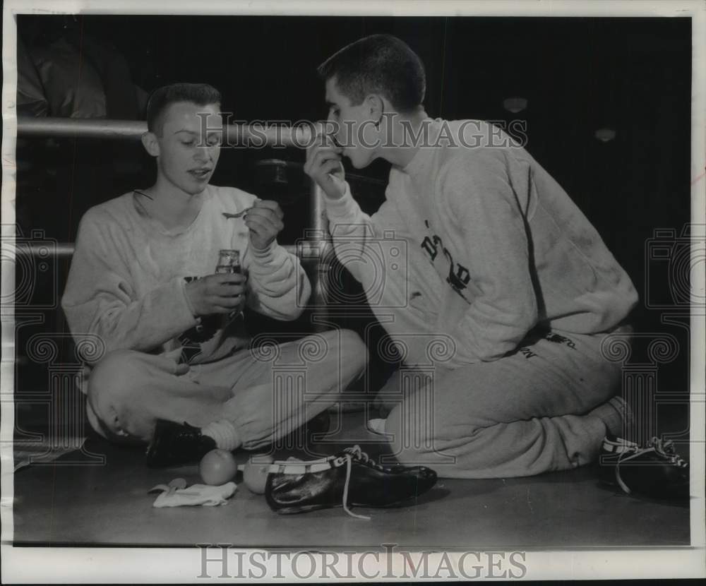 1957 Press Photo Tom Dueppen and Ben Di Salvo snack at The Journal meet, Arena- Historic Images