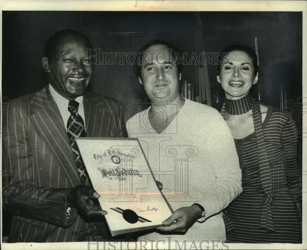 1977 Press Photo Mayor Tom Bradley honors Neil Sedaka during ceremony- Historic Images