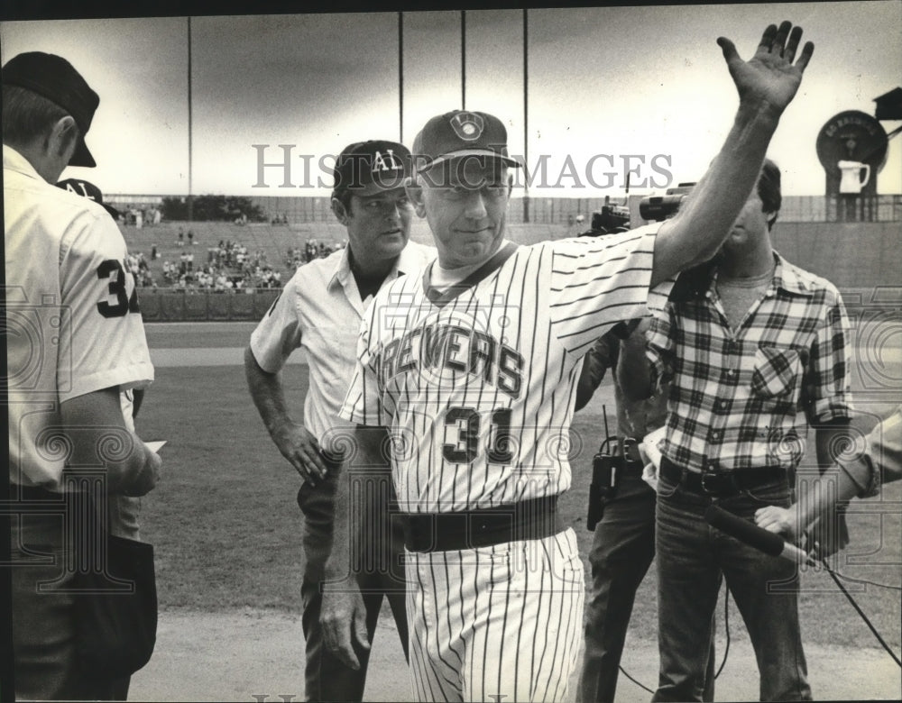 1980 Press Photo Brewers baseball manager, George Bamberger, waves his farewell- Historic Images