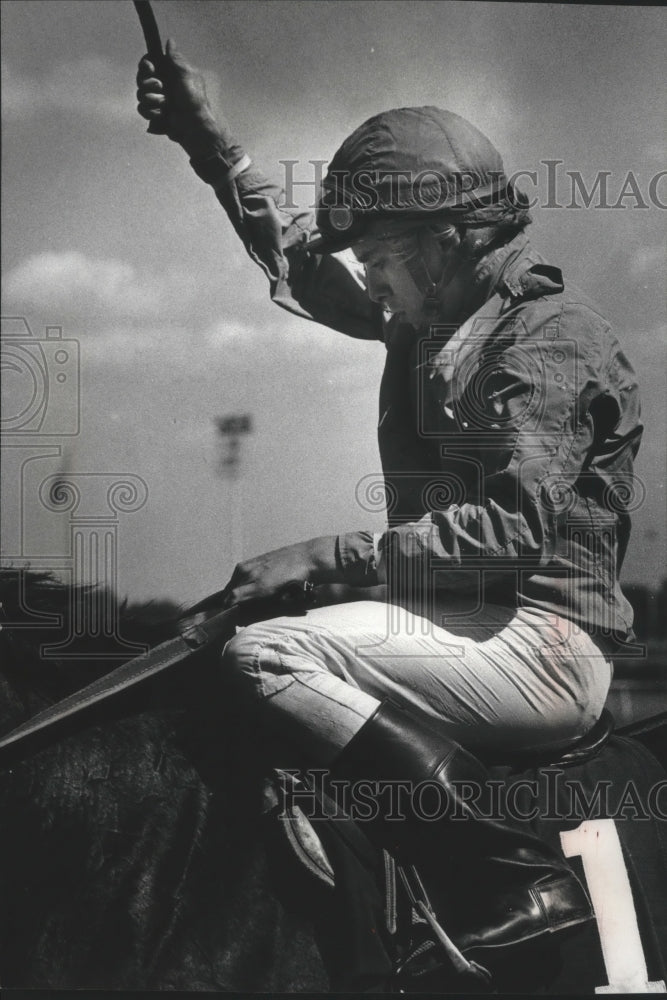 1976 Press Photo Jockey Ron Hirdes raised his whip in salute after the race.- Historic Images