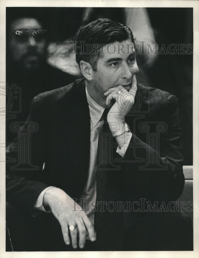1974 Press Photo John Powless Wisconsin Coach on the bench at a game.- Historic Images