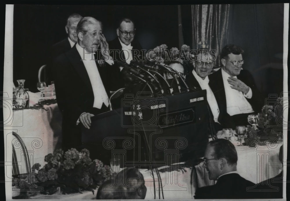 1962 Press Photo Harold Macmillan and Irwin Maier at a dinner in New York- Historic Images