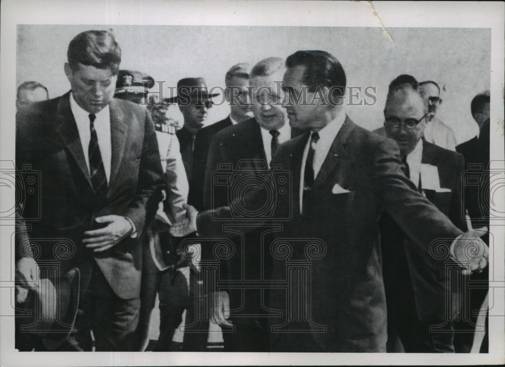 1983 Press Photo Gov Wallace clearing the way for President Kennedy in Alabama- Historic Images