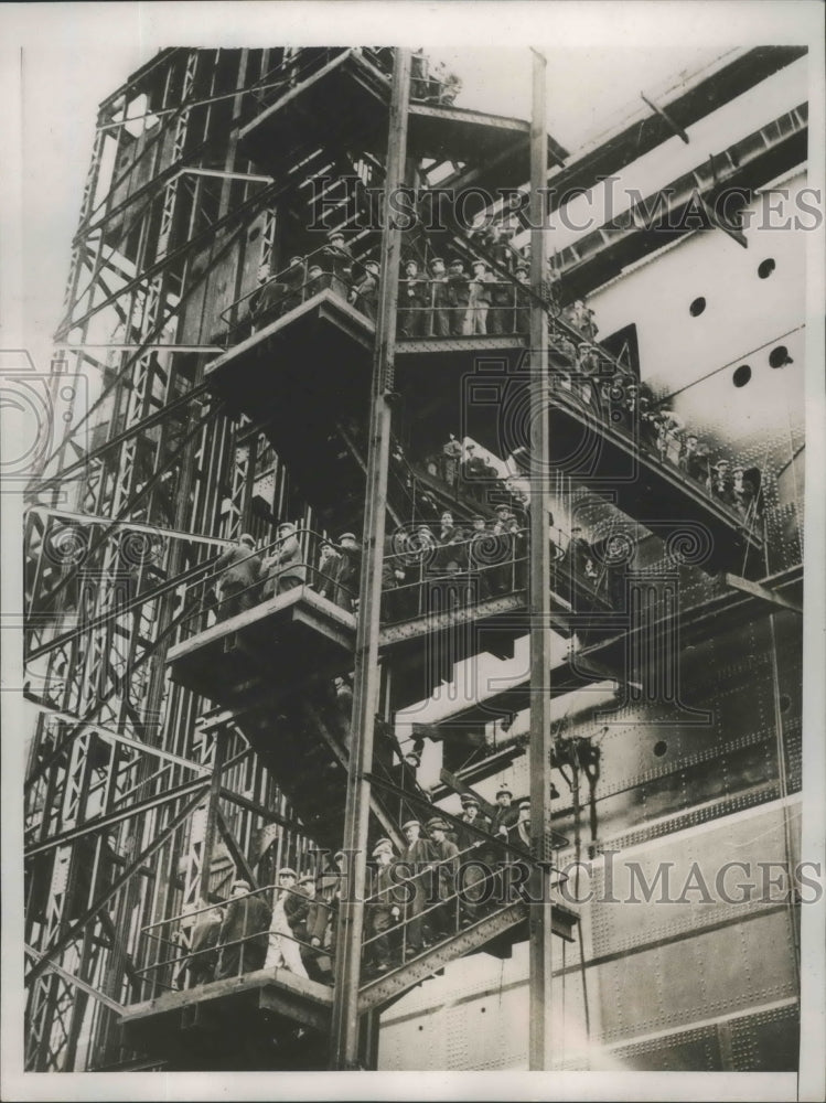 1938 Press Photo Workmen streaming down the British Liner Queen Elizabeth- Historic Images