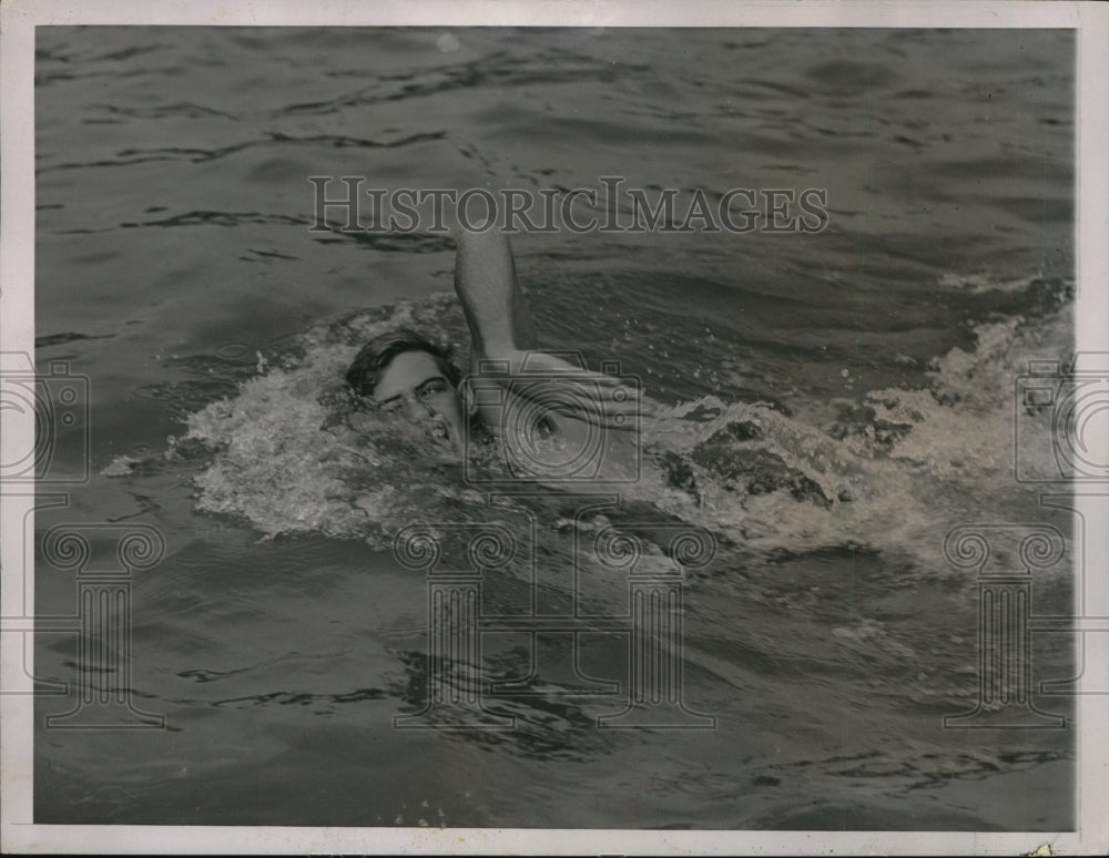 1936 Press Photo Ralph Flanagan in 400 meter freestyle at Olymic record 4:47.8- Historic Images