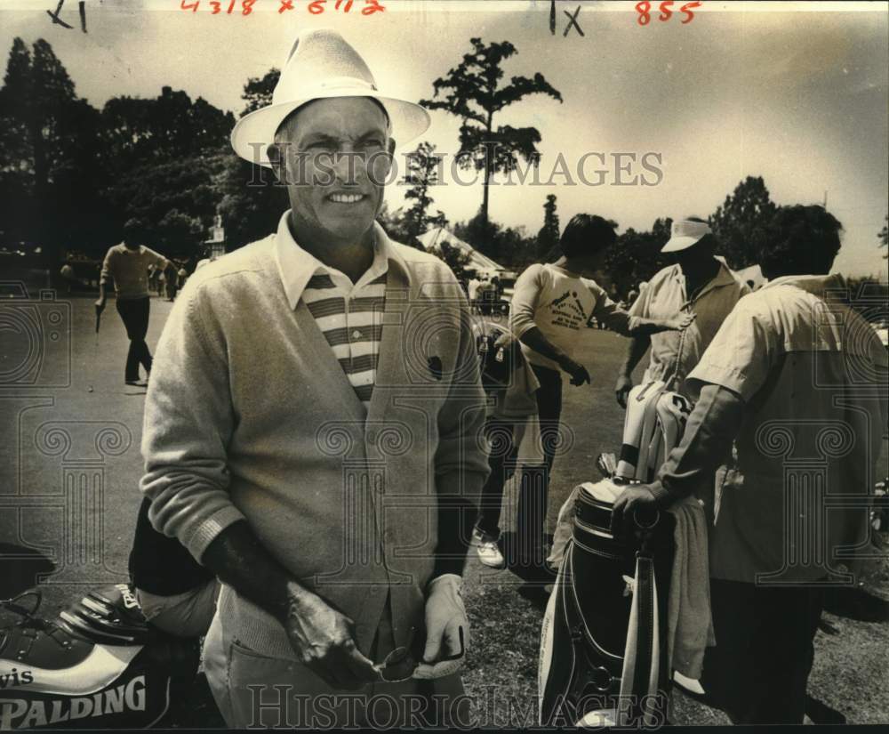 1982 Press Photo Golfer Chi Chi Rodriguez on the Golf Course - noc28157- Historic Images
