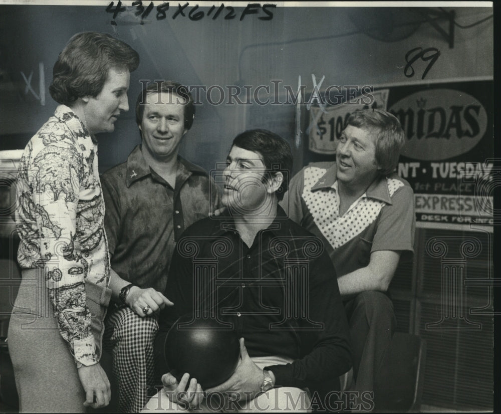 1977 Press Photo Bowling Champions Don Johnson and Don Helling Chat With Fans- Historic Images