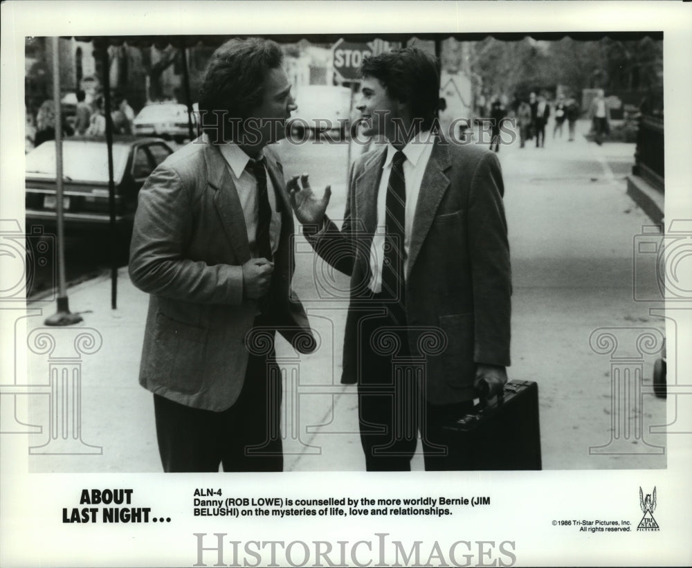 1986 Press Photo Rob Lowe and Jim Belushi in a scene from About Last Night.- Historic Images