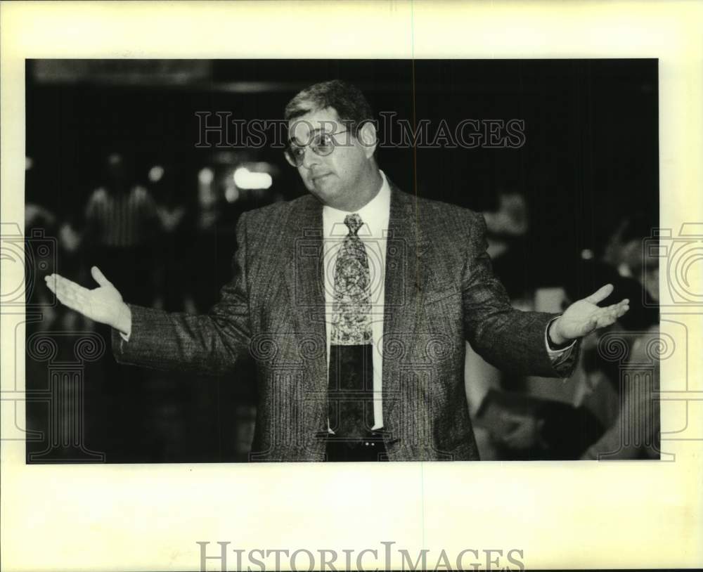 1994 Press Photo Loyola college basketball coach Jerry Hernandez - nos18363- Historic Images