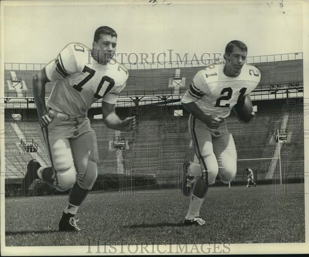1967 Press Photo Tulane football players Conrad Meyer and Carl Crowder run- Historic Images