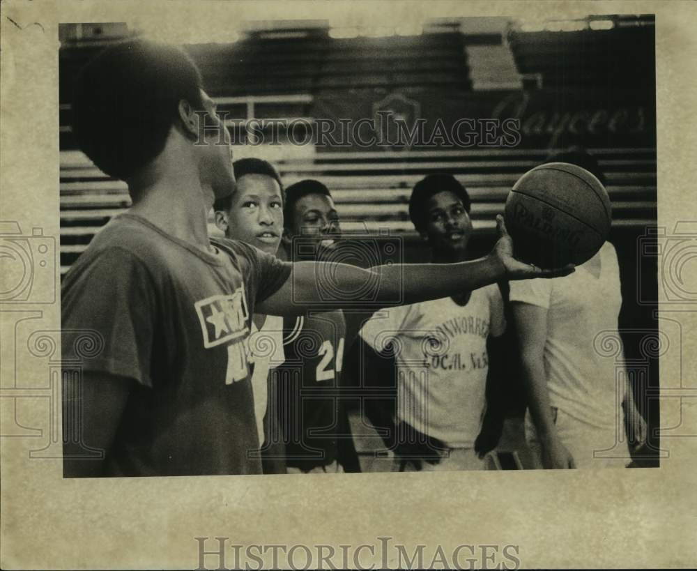 1977 Press Photo New Orleans Jazz basketball player Jimmy McElroy talks to kids- Historic Images
