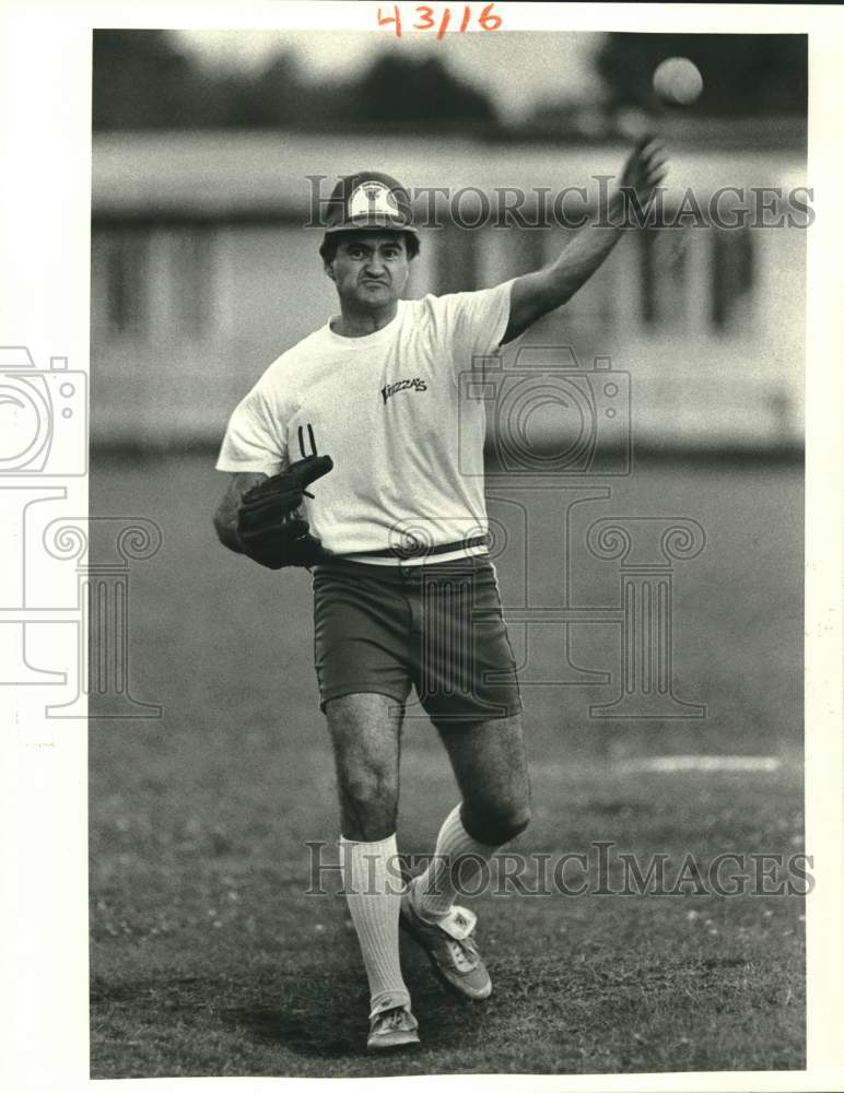 1987 Press Photo Softball player Bruce Perry - nos27401- Historic Images