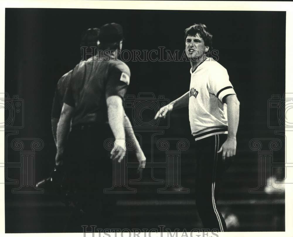 Press Photo Conmaco baseball manager Pat O'Shea argues with umpires in a game- Historic Images