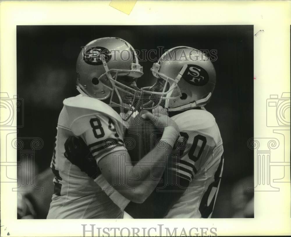 1990 Press Photo San Francisco 49ers football player Jerry Rice hugged by player- Historic Images