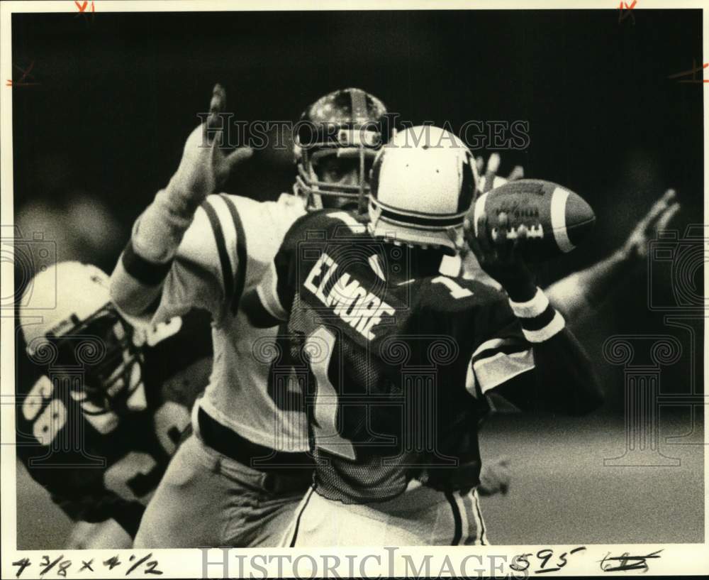 1981 Press Photo Football Player Wade Elmore Gets Pressure from Andrew Townsend- Historic Images