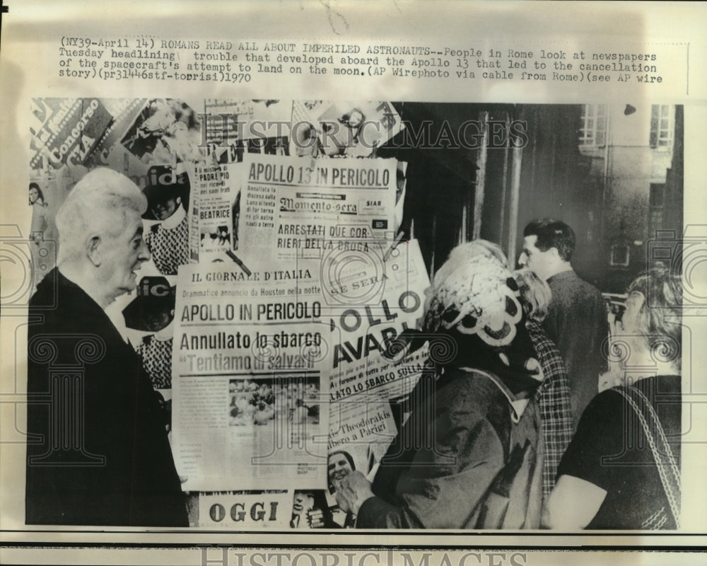 1970 Press Photo People in Rome Read Newspapers Covering Apollo 13 Trouble- Historic Images