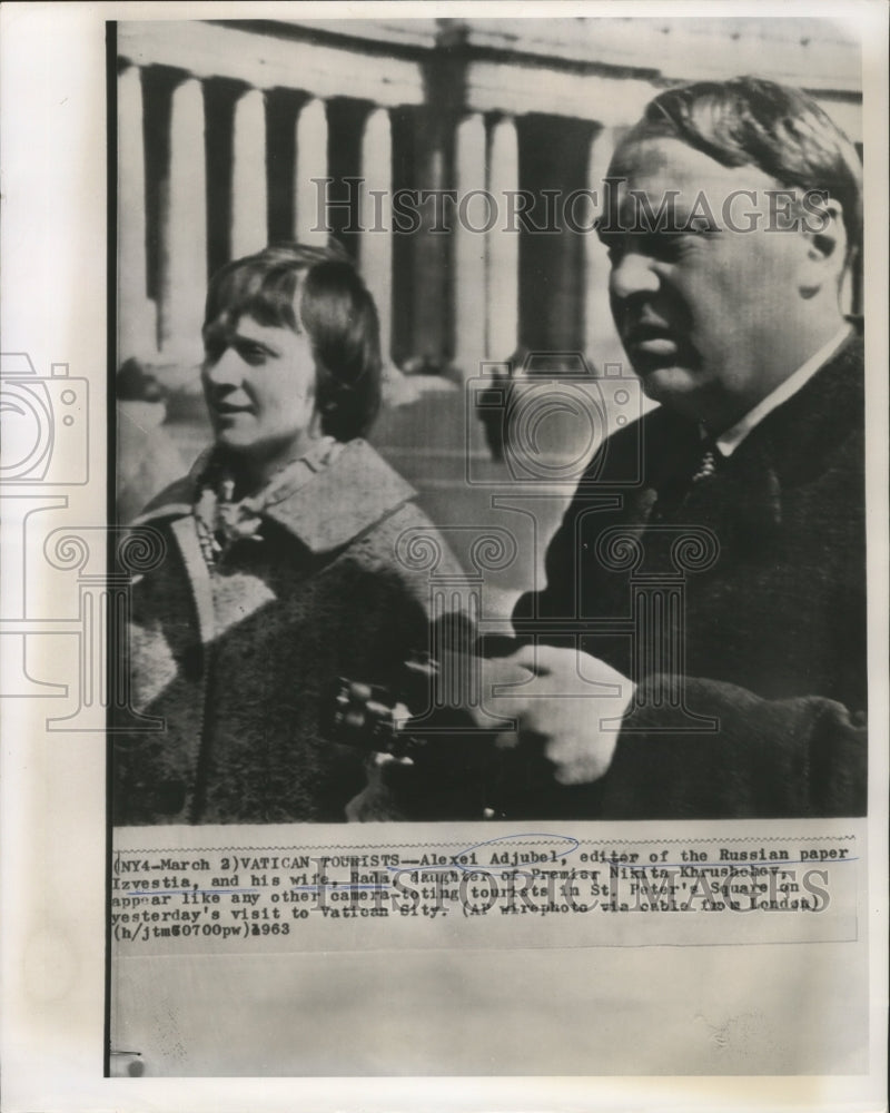 1963 Press Photo Alexei Adjubel and his wife in St. Peter's Square at Vatican- Historic Images