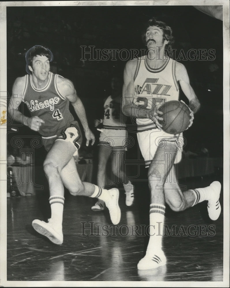 1974 Press Photo New Orleans Jazz Jerry Sloan in Action with Bulls Jerry Sloan- Historic Images