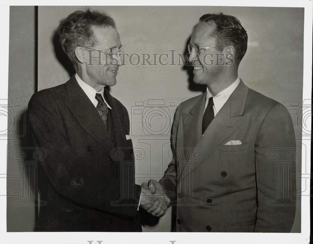 1942 Press Photo Ben H. Kizer & Thomas Neblett shake hands - pia10780- Historic Images