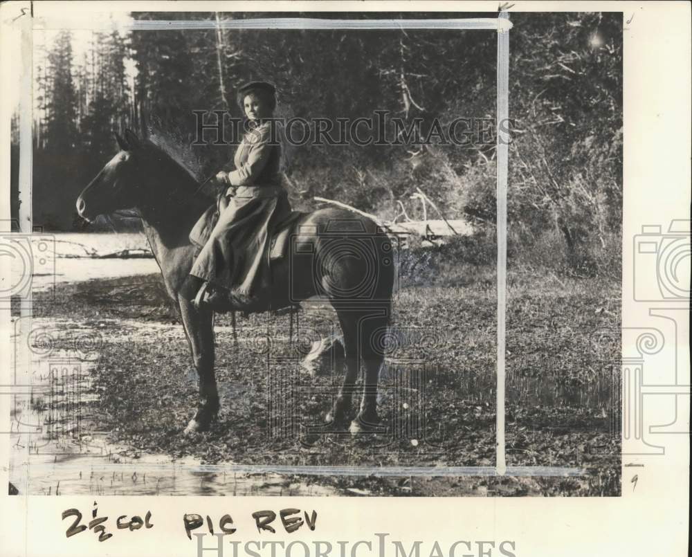 Press Photo Horsewoman Helma on her horse wearing "riding skirt", Washington- Historic Images