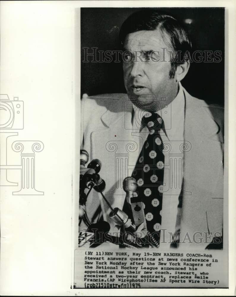 1975 Press Photo Hockey coach Ron Stewart at news conference, New York- Historic Images