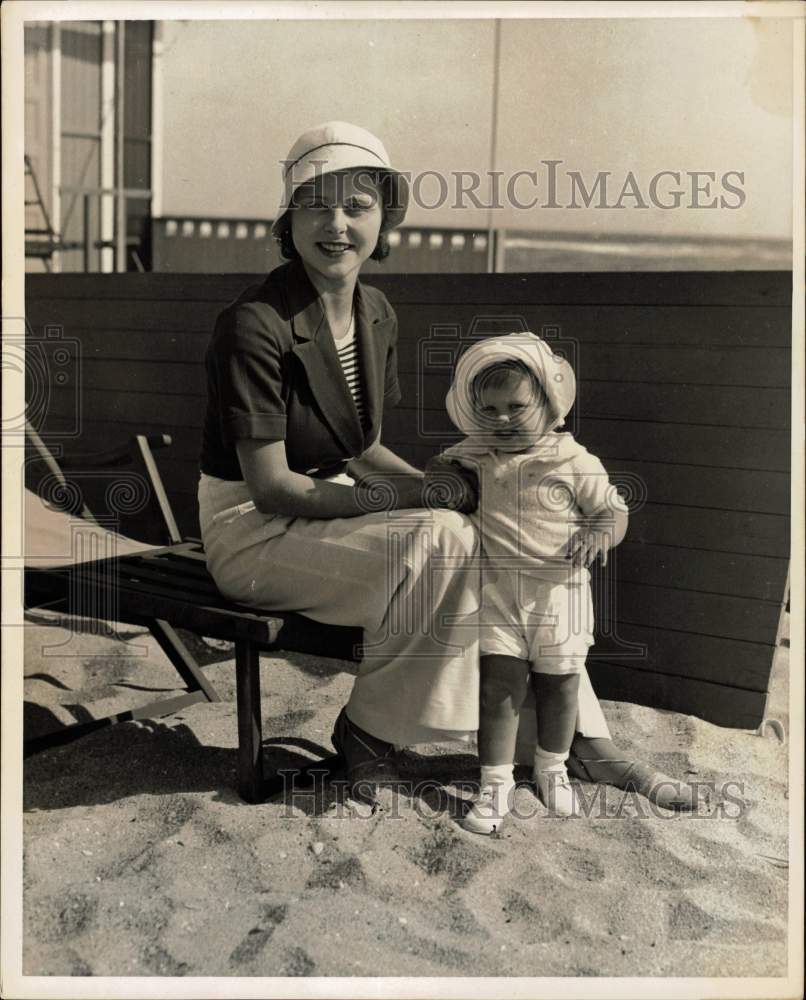 1935 Press Photo Phil Baker's wife Peggy & daughter Margot at the beach in FL- Historic Images