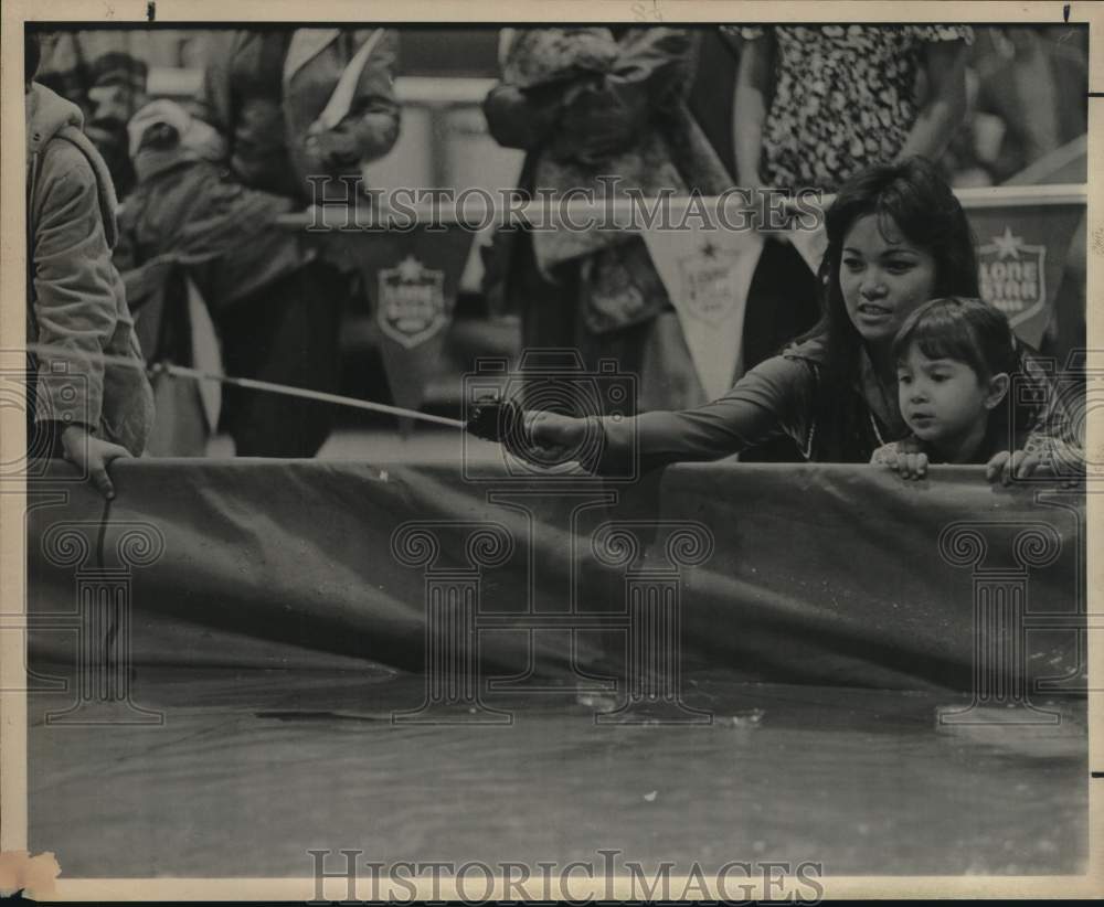 1978 Press Photo Ethel Delinger and niece Nycol, 3, fishing at Sport Show, Texas- Historic Images