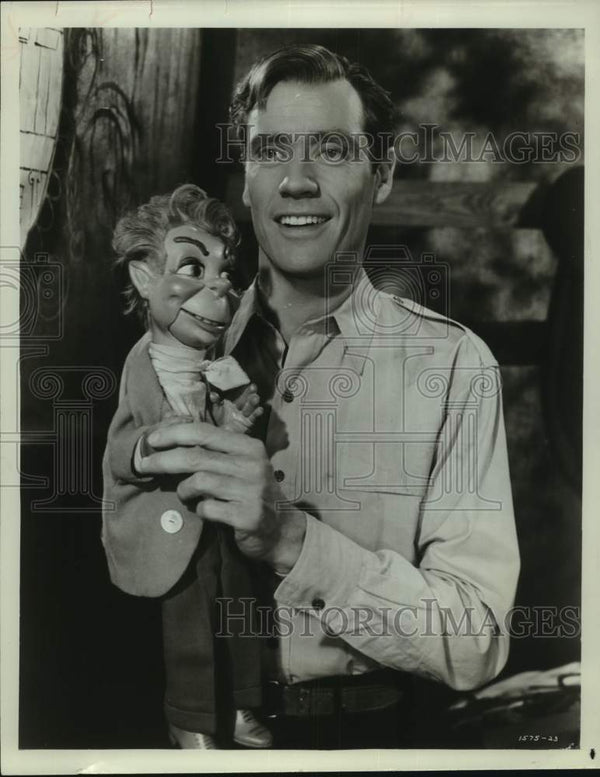 1978 Press Photo Actor Mel Ferrer And Puppet In Lili Movie Portrait 1978-press-photo-actor-mel-ferrer-and-puppet-in-lili-movie-portrait