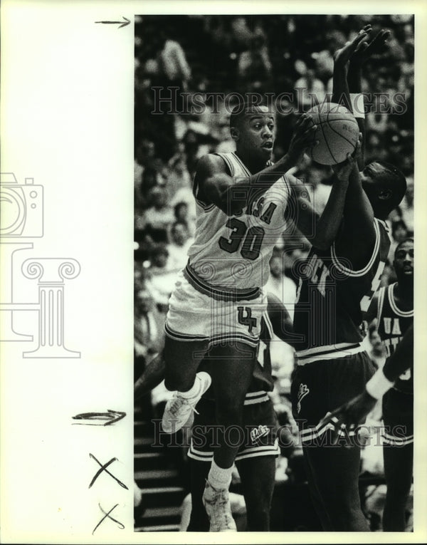 1989 Press Photo San Antonio And Little Rock College Basketball Players 1989-press-photo-san-antonio-and-little-rock-college-basketball-players
