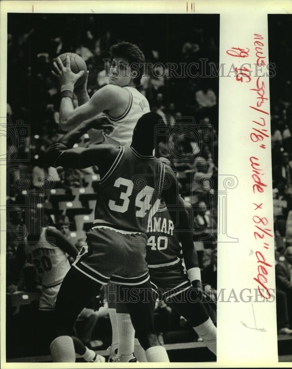 1984 Press Photo San Antonio And Lamar College Basketball Players At 1984-press-photo-san-antonio-and-lamar-college-basketball-players-at