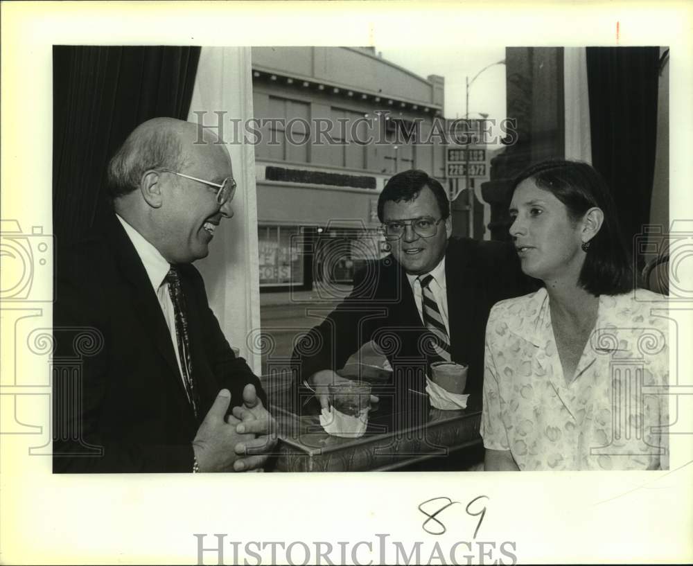 1986 Press Photo Cabaret San Antonio Opening Attendees Drink Cocktails by Window- Historic Images