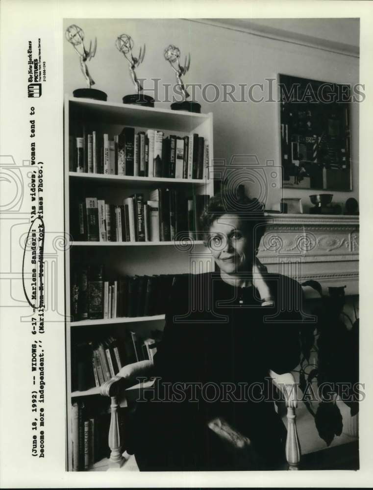 1992 Press Photo News Correspondent & Widow Marlene Sanders Sits in Office- Historic Images