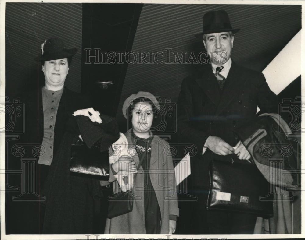 1940 Press Photo Col.Osvaldo Velencia, Chilean Sub Sec of War with his Family- Historic Images