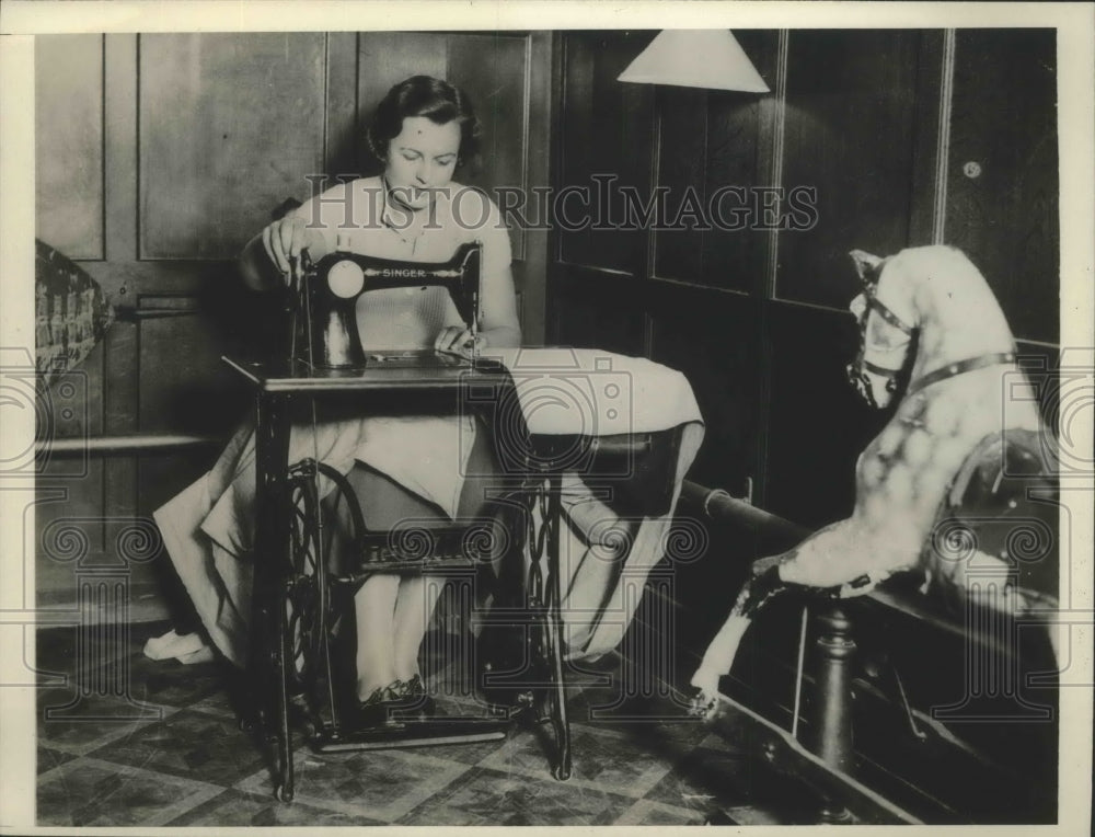 1932 Press Photo Betty Nuthall England Tennis Champion,sewing at her home- Historic Images