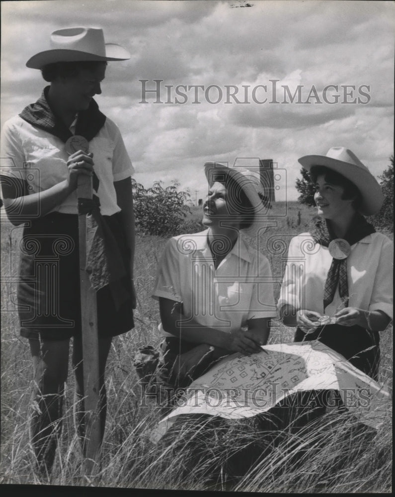 1963 Press Photo Girl Scouts Sharon Phillips & Rita Heindselman help counselor- Historic Images